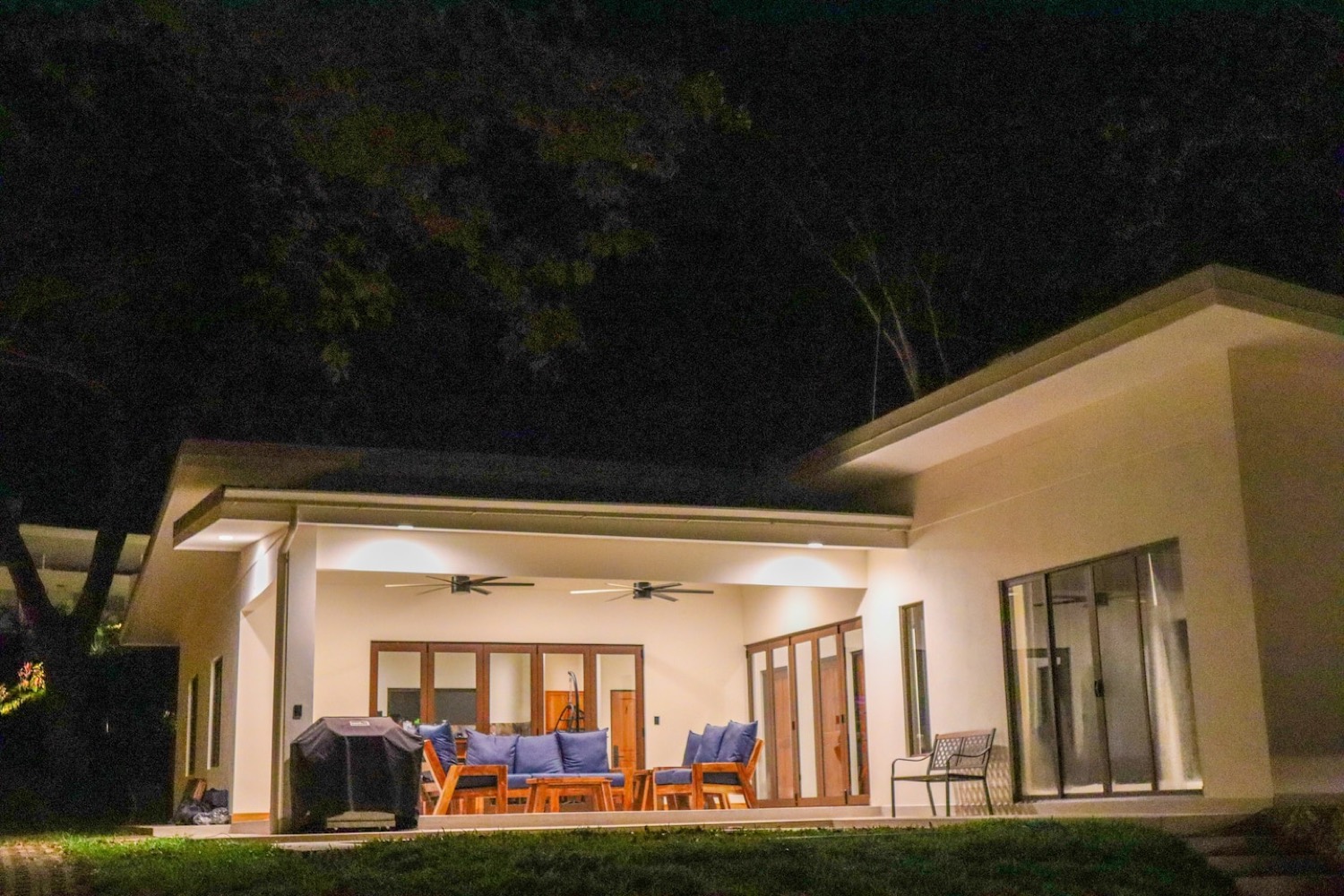 Casa Ceibo · Walkable Modern Villa in Sámara